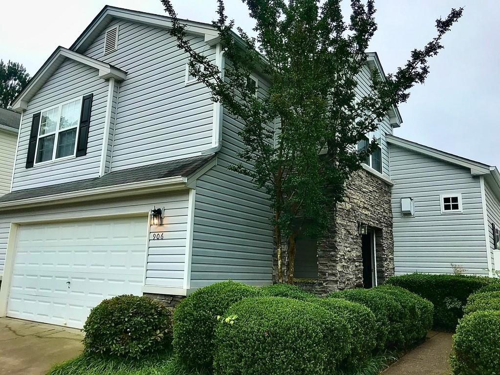 906 Oaks Dr., Woodstock, GA 30188