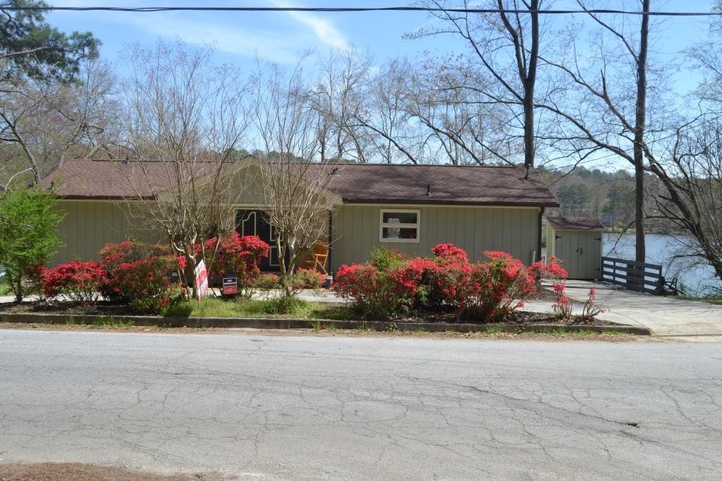 668 Lake Dr., Snellville, GA 30039