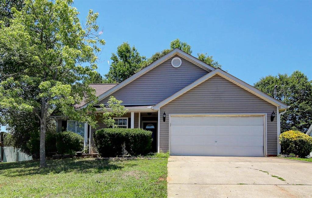 14 Huntington Dr, Grantville, GA 30220