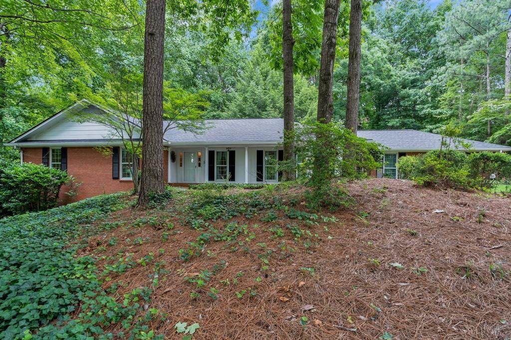 565 Oakhaven Dr., Roswell, GA 30075