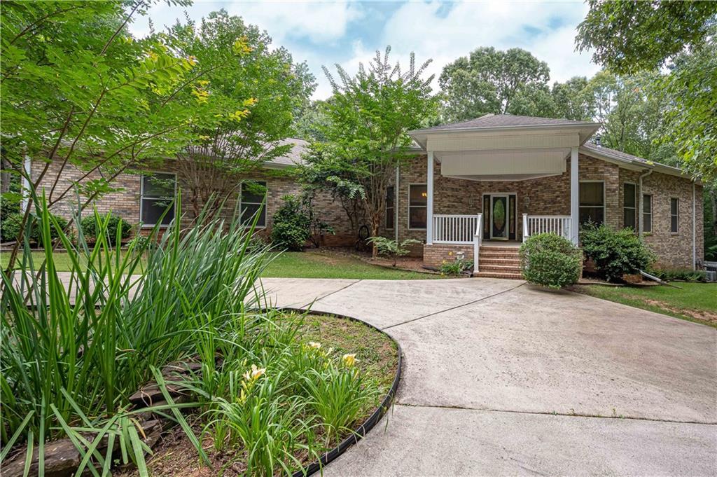 5385 Kilroy Ln., Douglasville, GA 30135