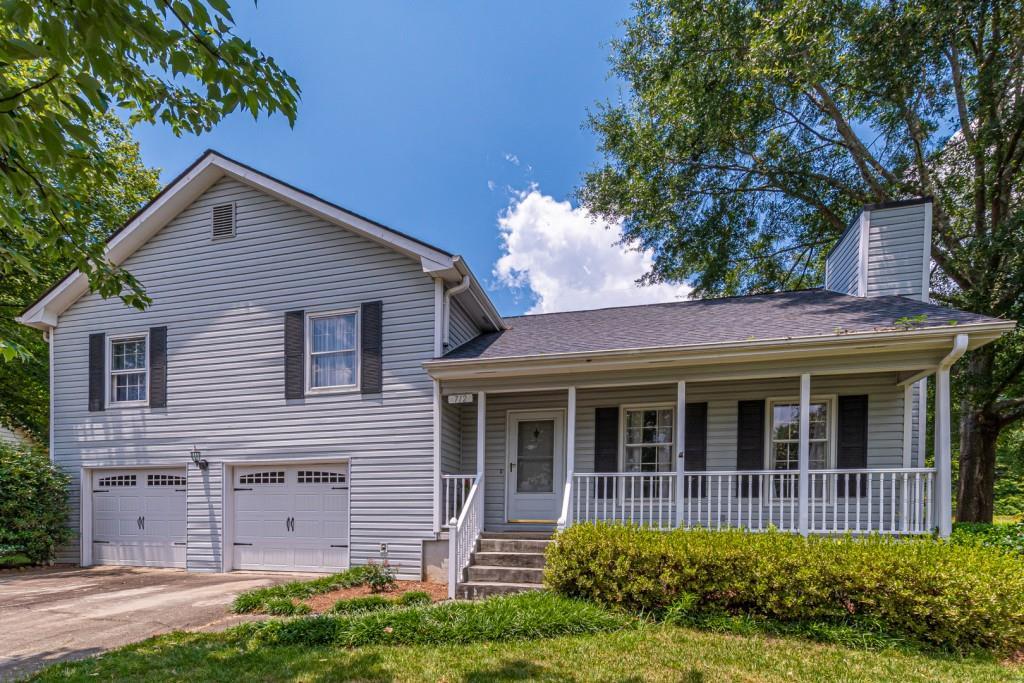 712 Fallowfield Dr., Loganville, GA 30052