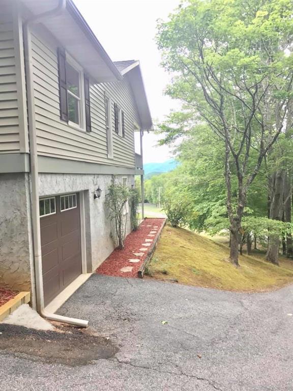 1612 Lakeview Dr., Young Harris, GA 30582