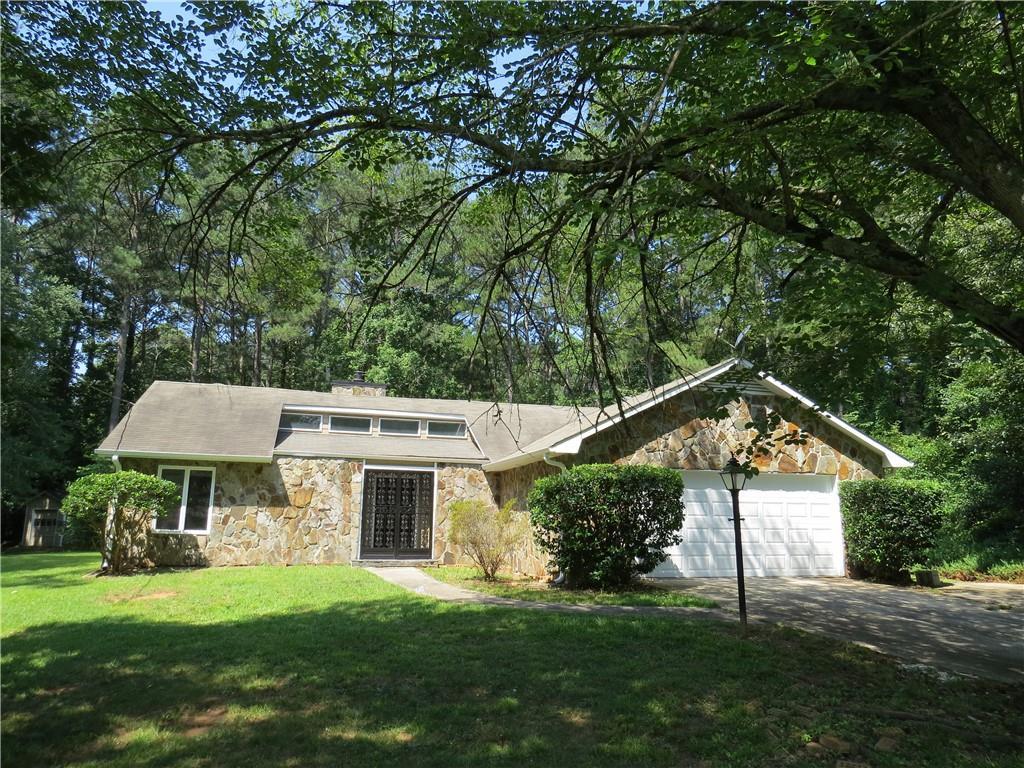 110 Hill Chase Ct., Fayetteville, GA 30214