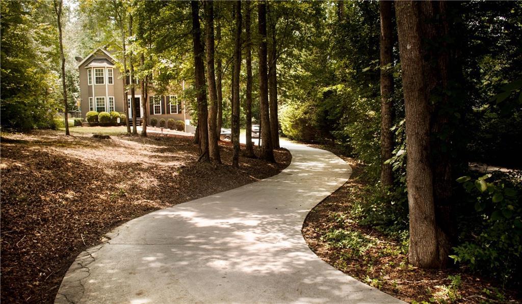 4906 Oakwood Ct., Loganville, GA 30052