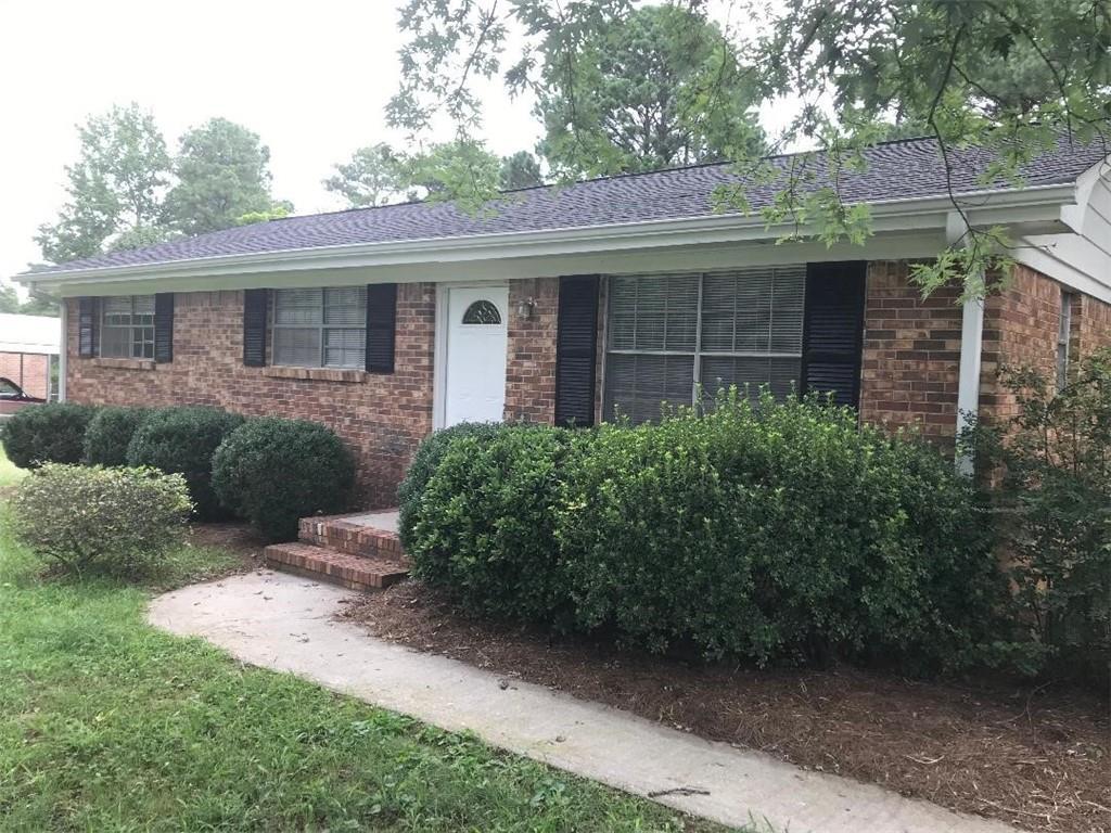 527 Lee Byrd Rd., Loganville, GA 30052