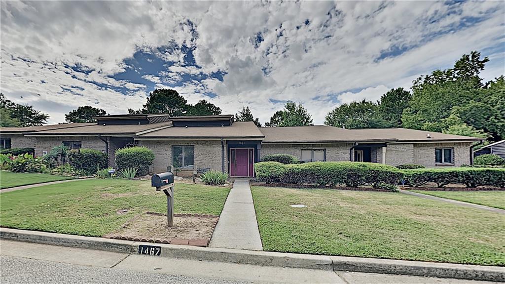 1467 Stoneleigh Cir., Stone Mountain, GA 30088