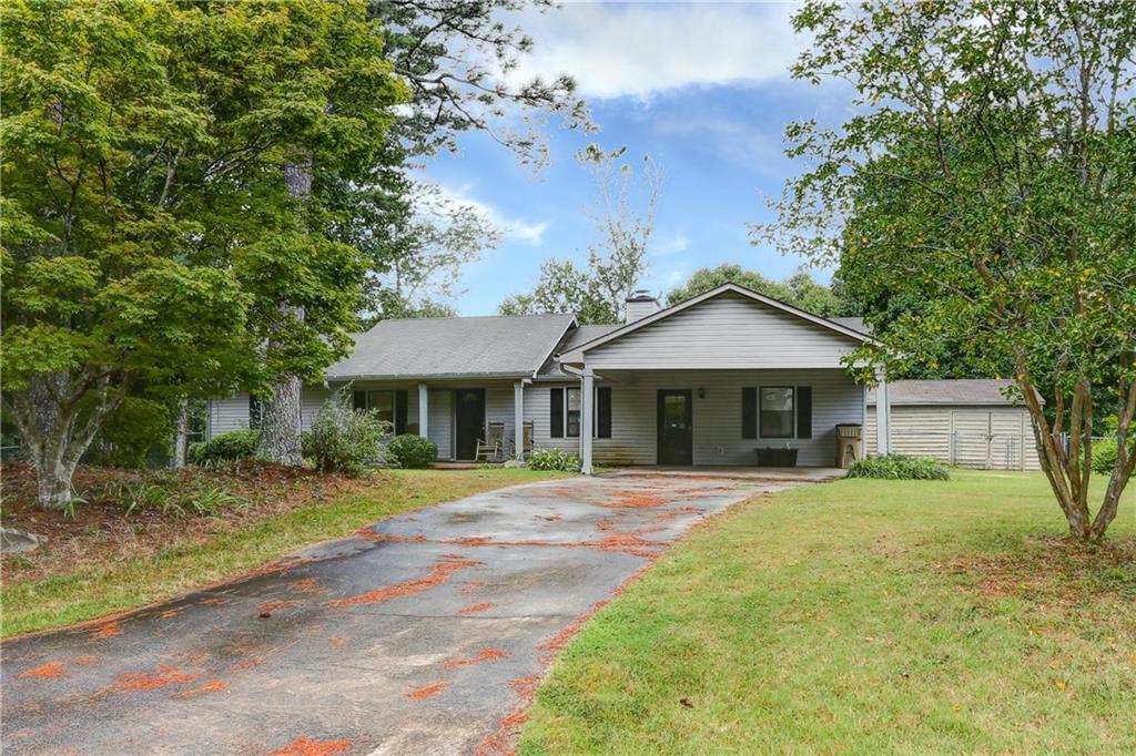 5607 Pinewood Dr., Flowery Branch, GA 30542