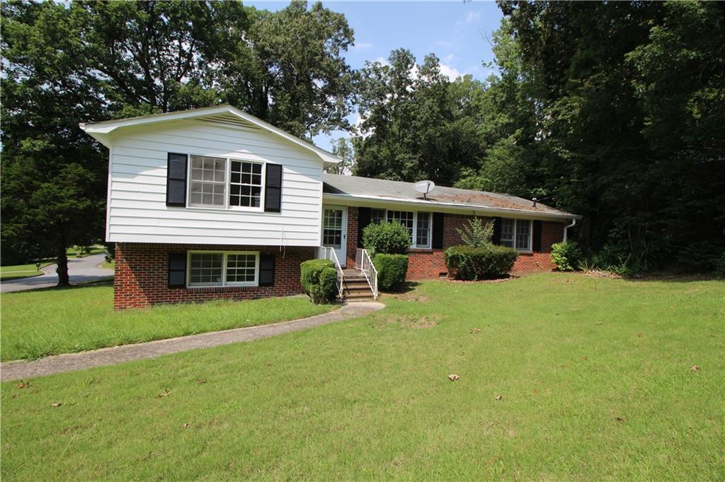 2703 Carriage Ln., Atlanta, GA 30349