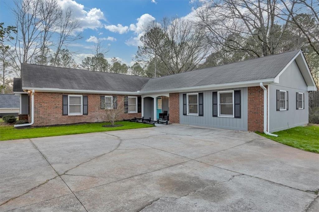 98 Woodvalley Dr., Fayetteville, GA 30215