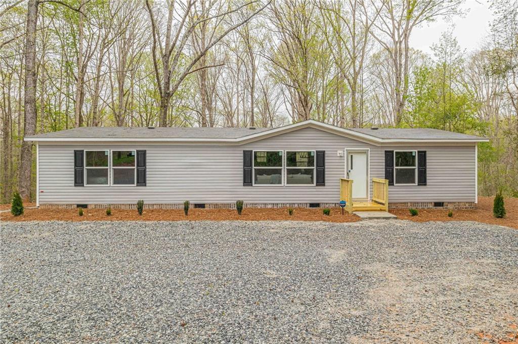 4372 Whiporwill Rd., Gillsville, GA 30543