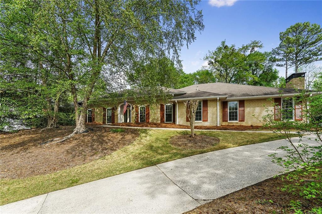 9455 River Lake Dr., Roswell, GA 30075