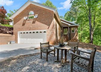 6137 White Oak Dr., Flowery Branch, GA 30542