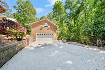 6137 White Oak Dr., Flowery Branch, GA 30542