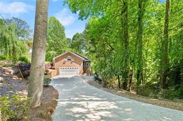 6137 White Oak Dr., Flowery Branch, GA 30542