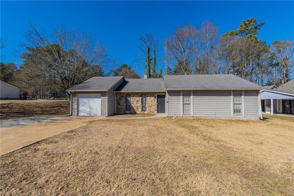 5725 Twain Dr., Ellenwood, GA 30294