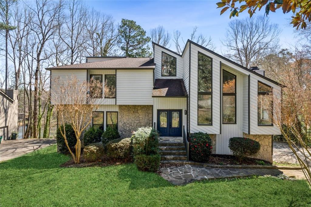 2724 Long Lake Dr., Roswell, GA 30075