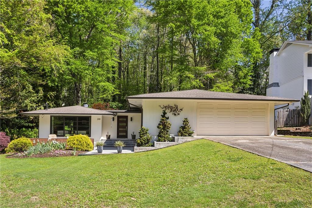 240 W Spalding Dr., Sandy Springs, GA 30328