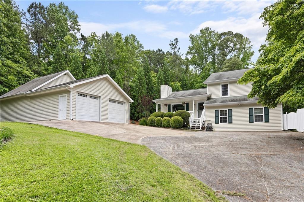 655 Chester Harris Dr., Dallas, GA 30132