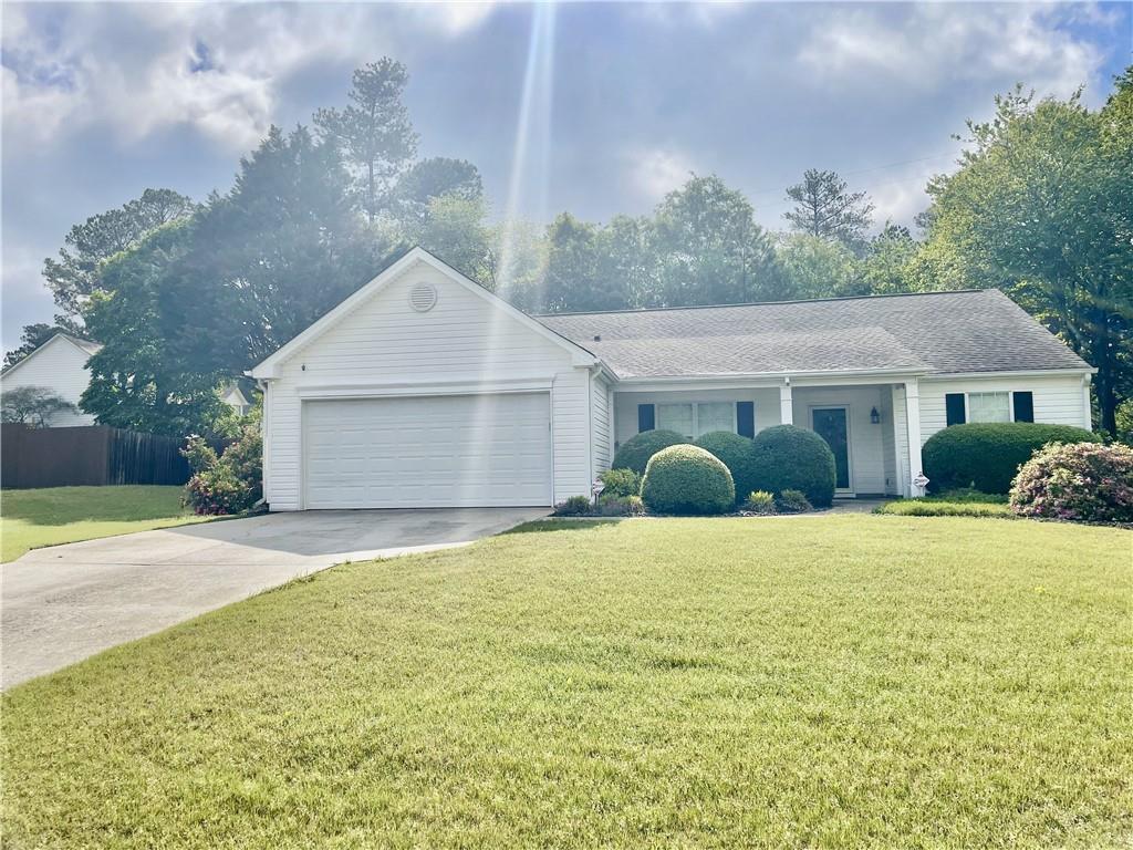 431 Crested View Dr., Loganville, GA 30052