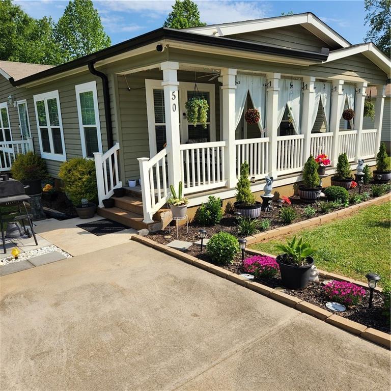 50 Meadow View St., Newnan, GA 30263