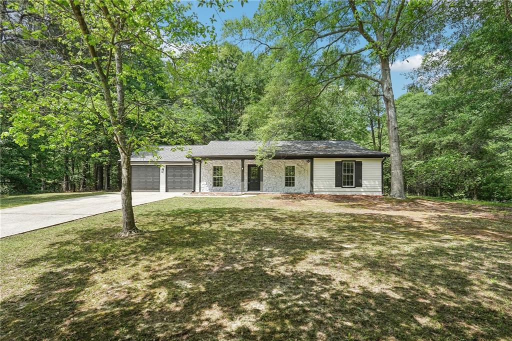 250 Huntcliff Ct., Fayetteville, GA 30214