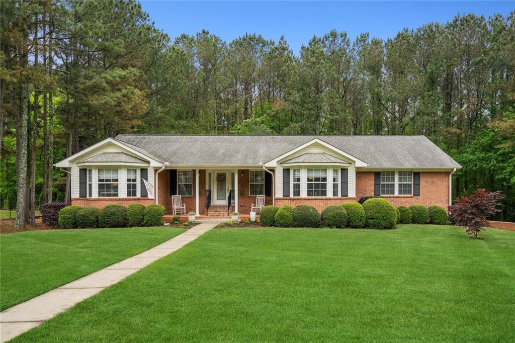 208 Meadows Ct., Dawsonville, GA 30534