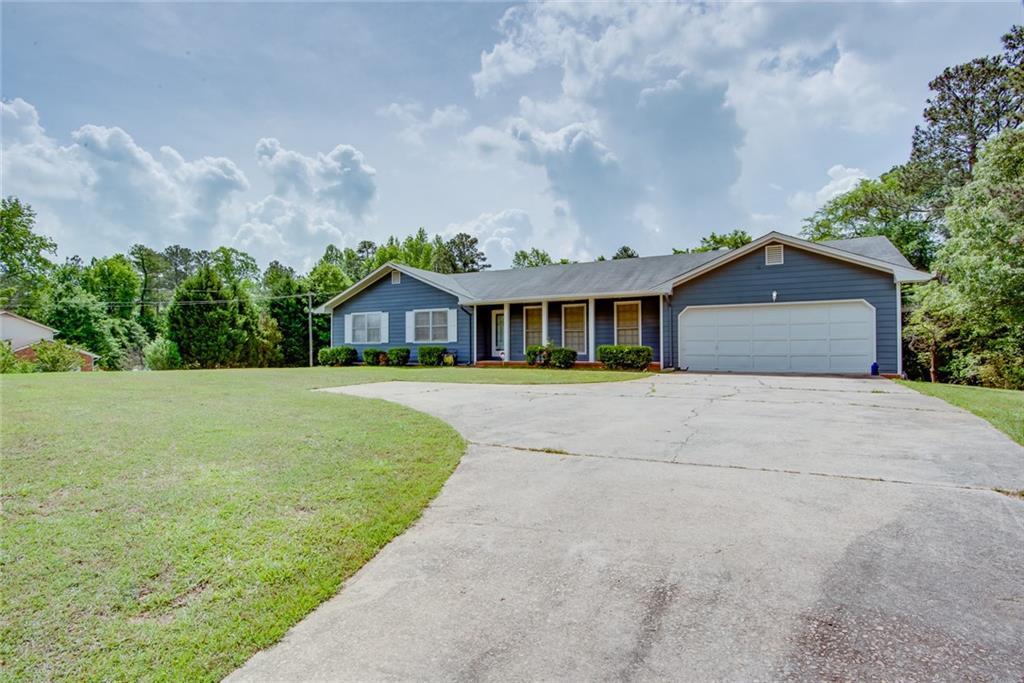 203 Leigh Dr., Ellenwood, GA 30294