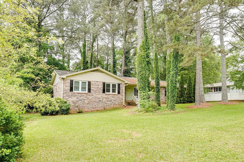 2621 Manor Pl., Ellenwood, GA 30294