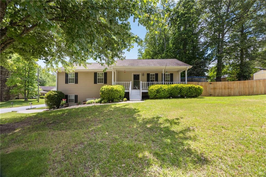 102 Hampton Ln., Dallas, GA 30132