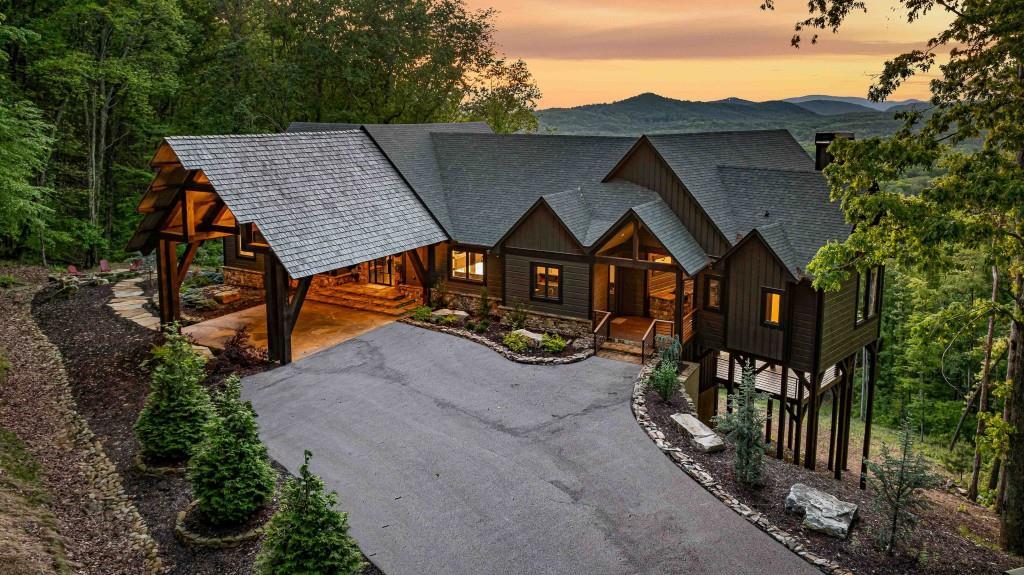 348 Round Top Rd., Mineral Bluff, GA 30559