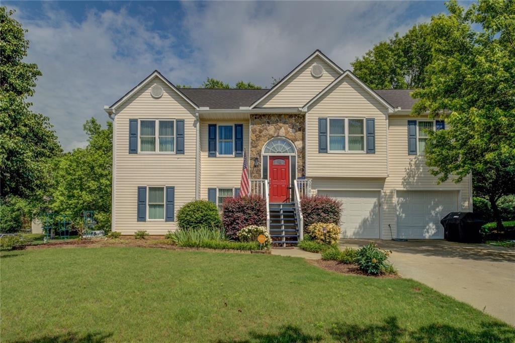 3870 Michaels Creek Ct., Loganville, GA 30052