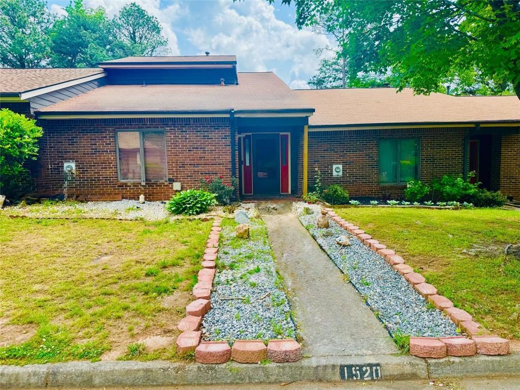 1520 Stoneleigh Cir., Stone Mountain, GA 30088