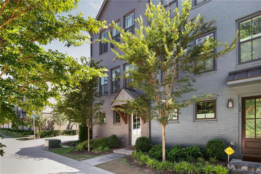 126 Chestnut Cir., Atlanta, GA 30342