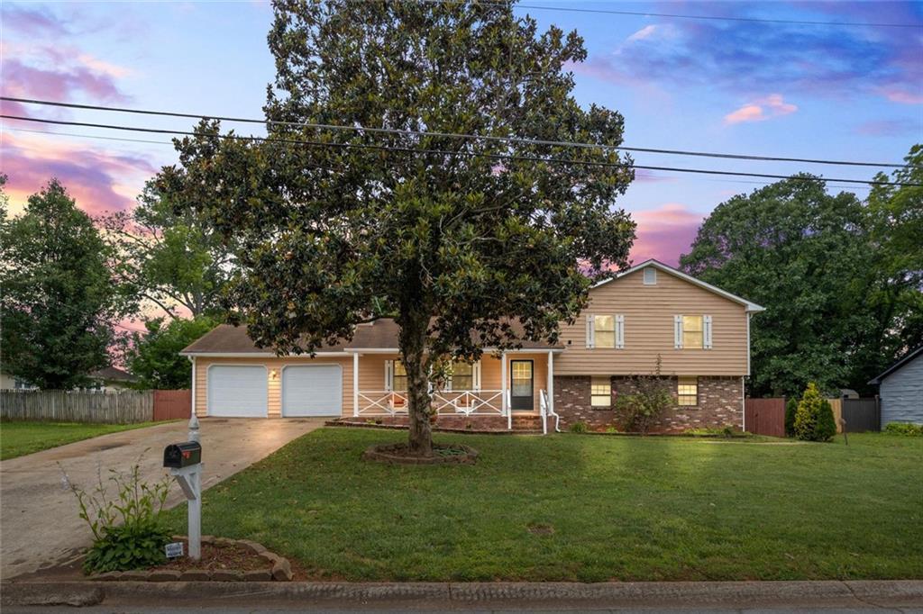 618 NW Summerville Dr., Lawrenceville, GA 30046