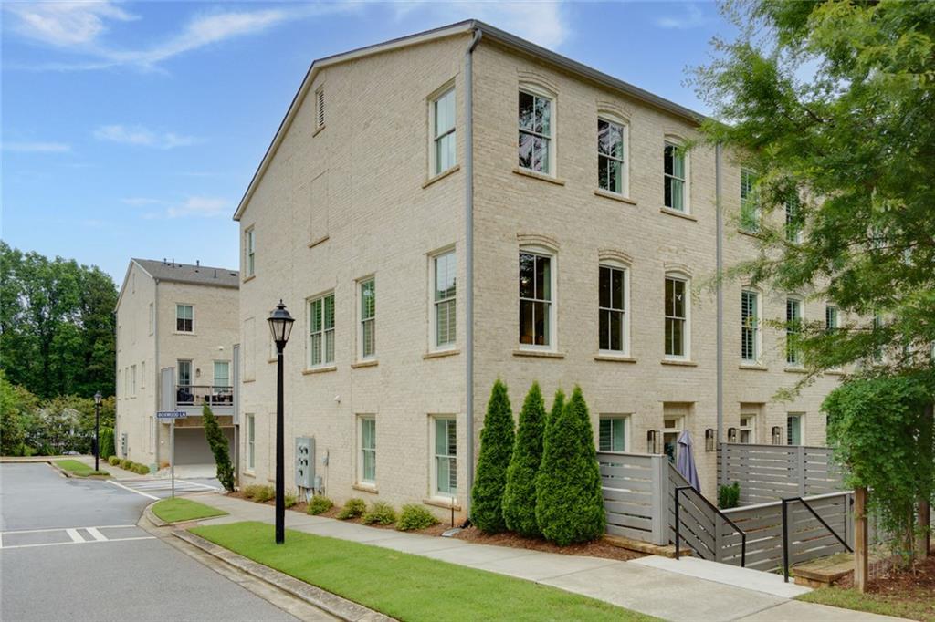 302 Boxwood Ln., Roswell, GA 30075