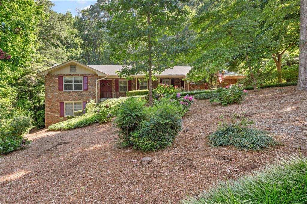 325 Knoll Woods Dr., Roswell, GA 30075