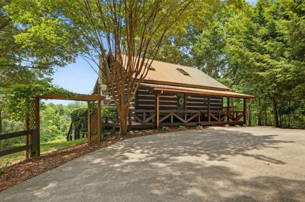 212 Dogpatch Ln., Blue Ridge, GA 30513