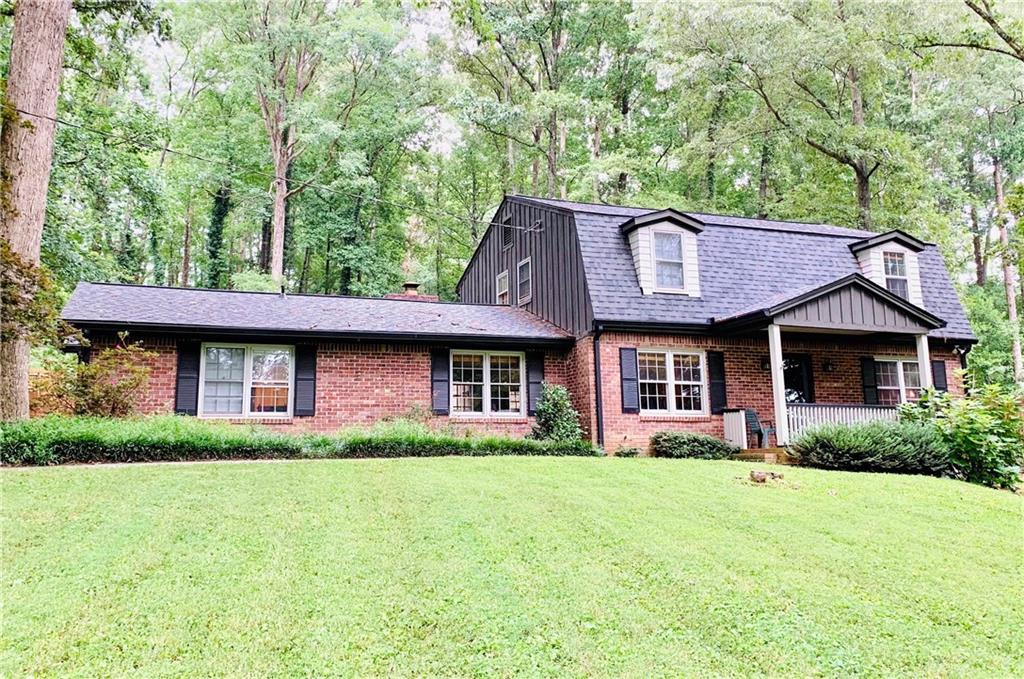 1050 Lake Charles Dr., Roswell, GA 30075