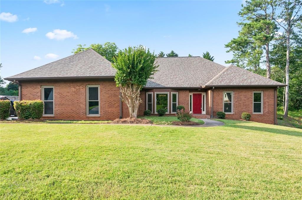 300 Saddle Creek Ln., Roswell, GA 30076