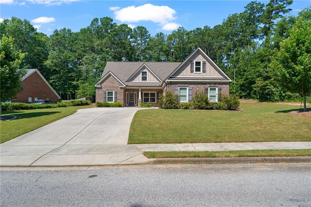 902 Edgewater Dr., Loganville, GA 30052