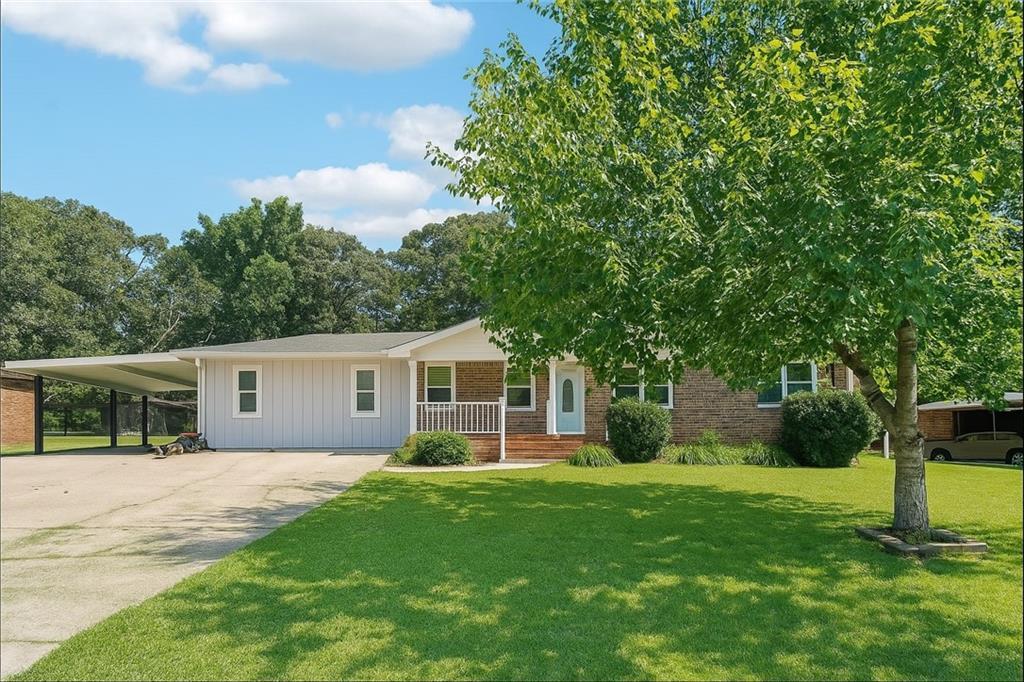 6160 King Arthur Dr., Douglasville, GA 30135