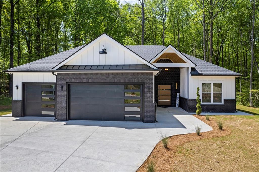 632 Hunters Cove Ln., Loganville, GA 30052