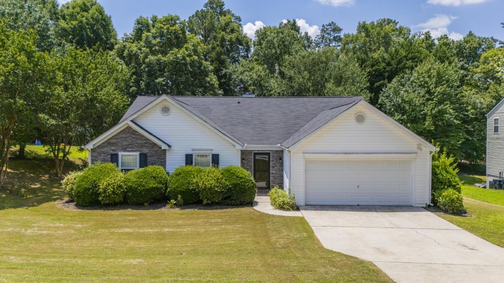 706 Hillmont Dr., Loganville, GA 30052