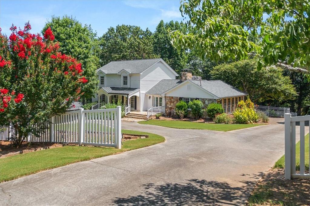 2166 Tanglewood Dr., Snellville, GA 30078