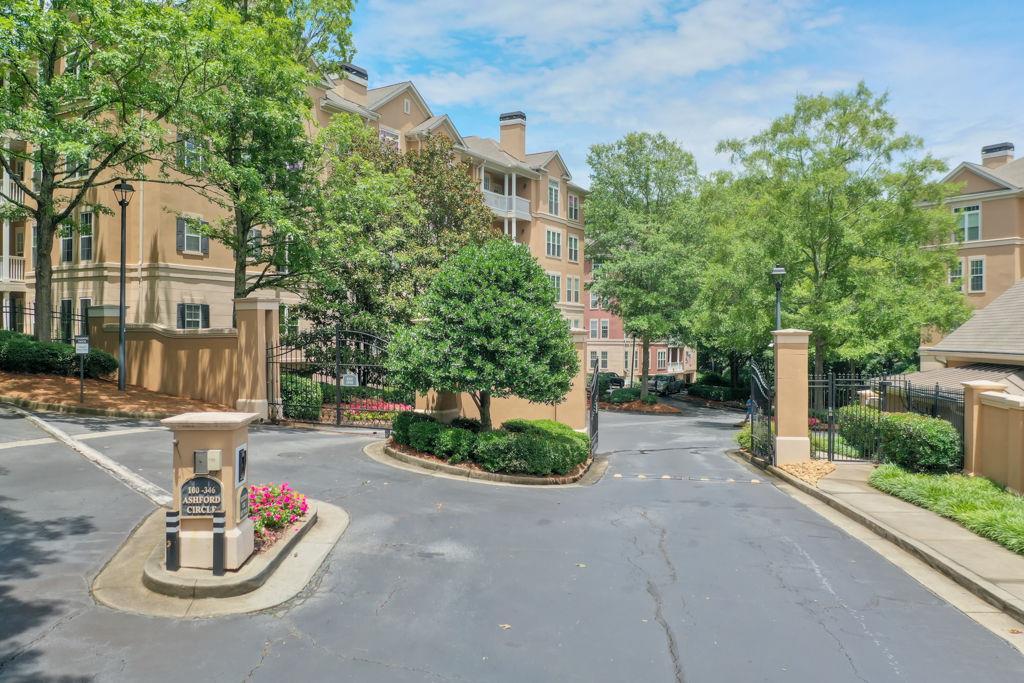 221 Ashford Cir., Dunwoody, GA 30338