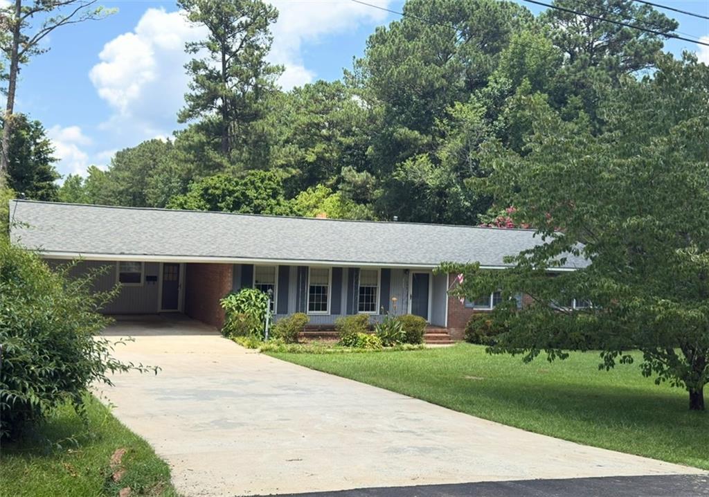 182 Robinhood Dr., Newnan, GA 30263