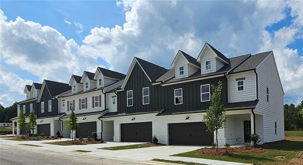 208 Sharon Ln., Loganville, GA 30052