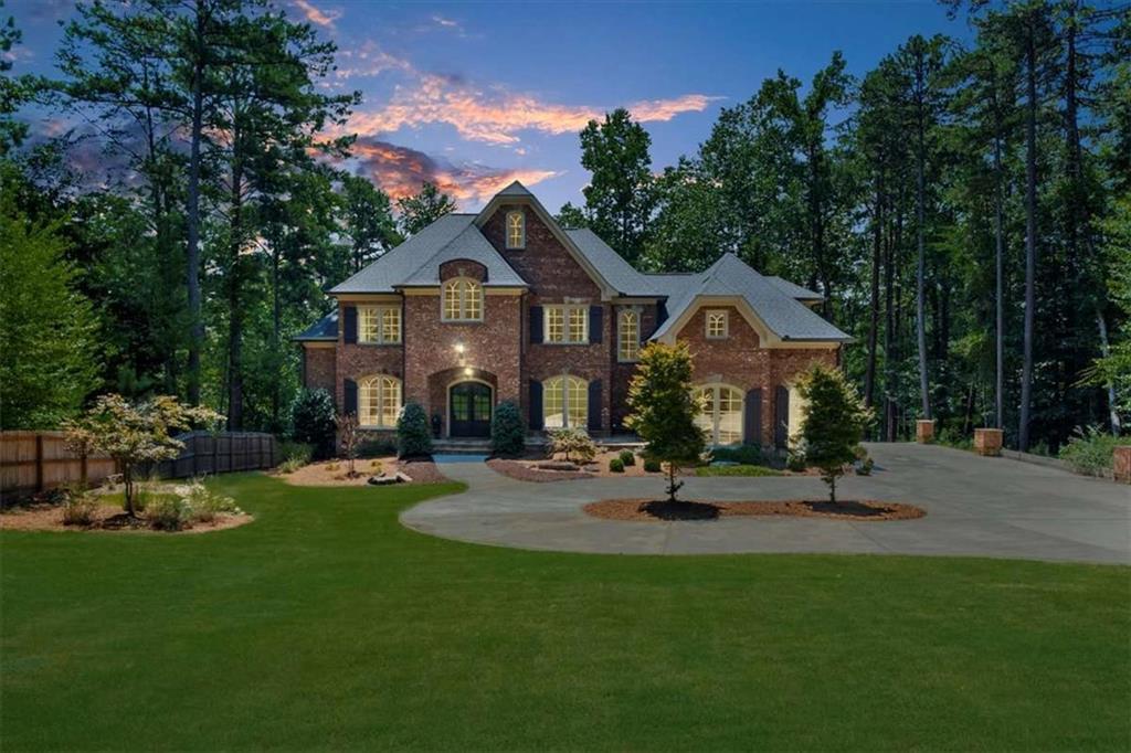 6806 Misty Cove Ln, Flowery Branch, GA 30542