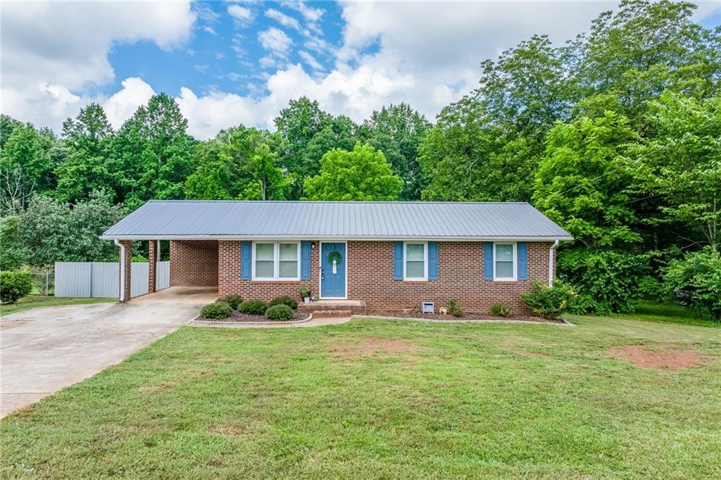 86 Hilltop Cir., Auburn, GA 30011